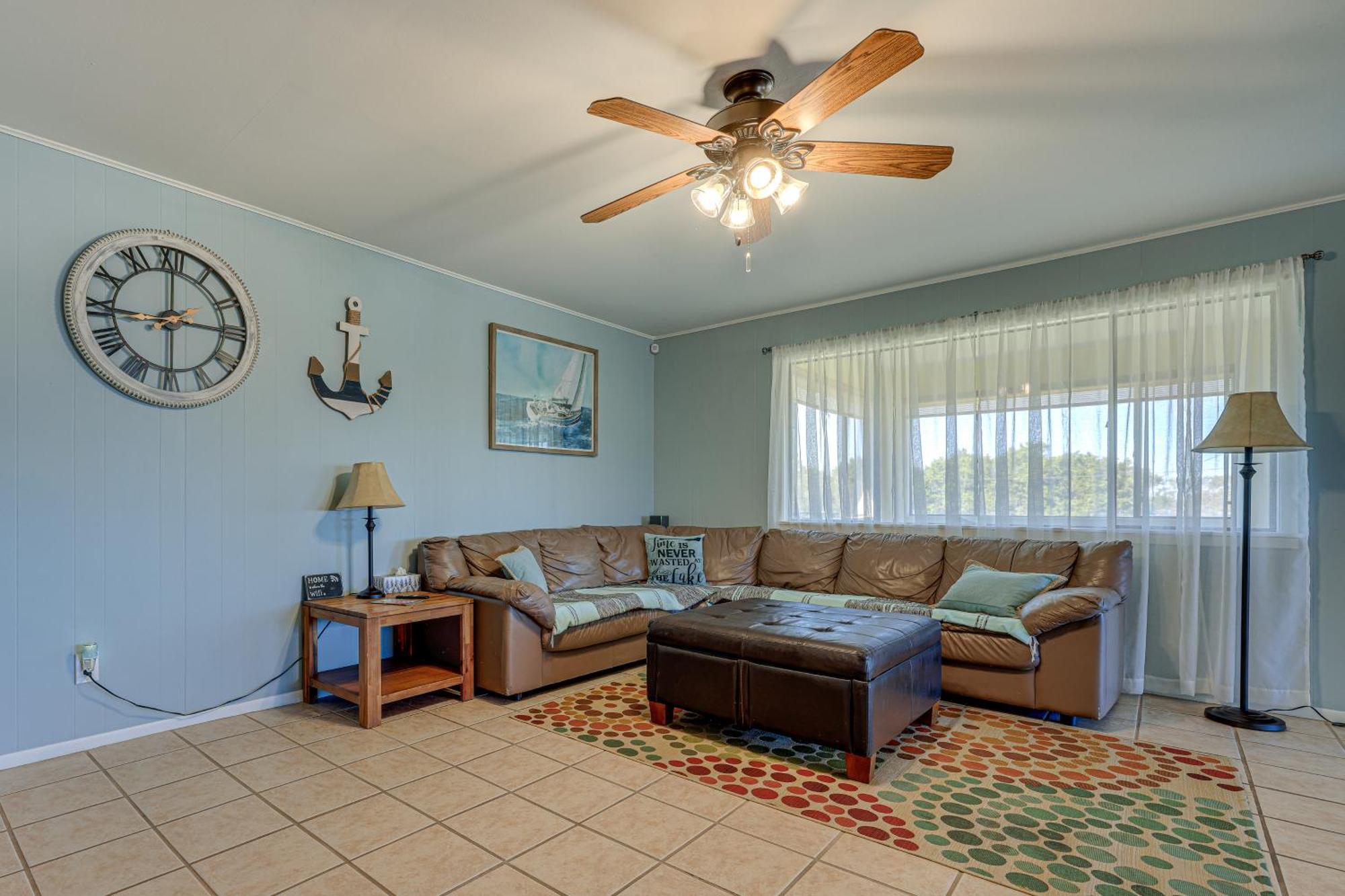 Home With Sunroom And Fire Pit - Near Canyon Lake! Exterior photo