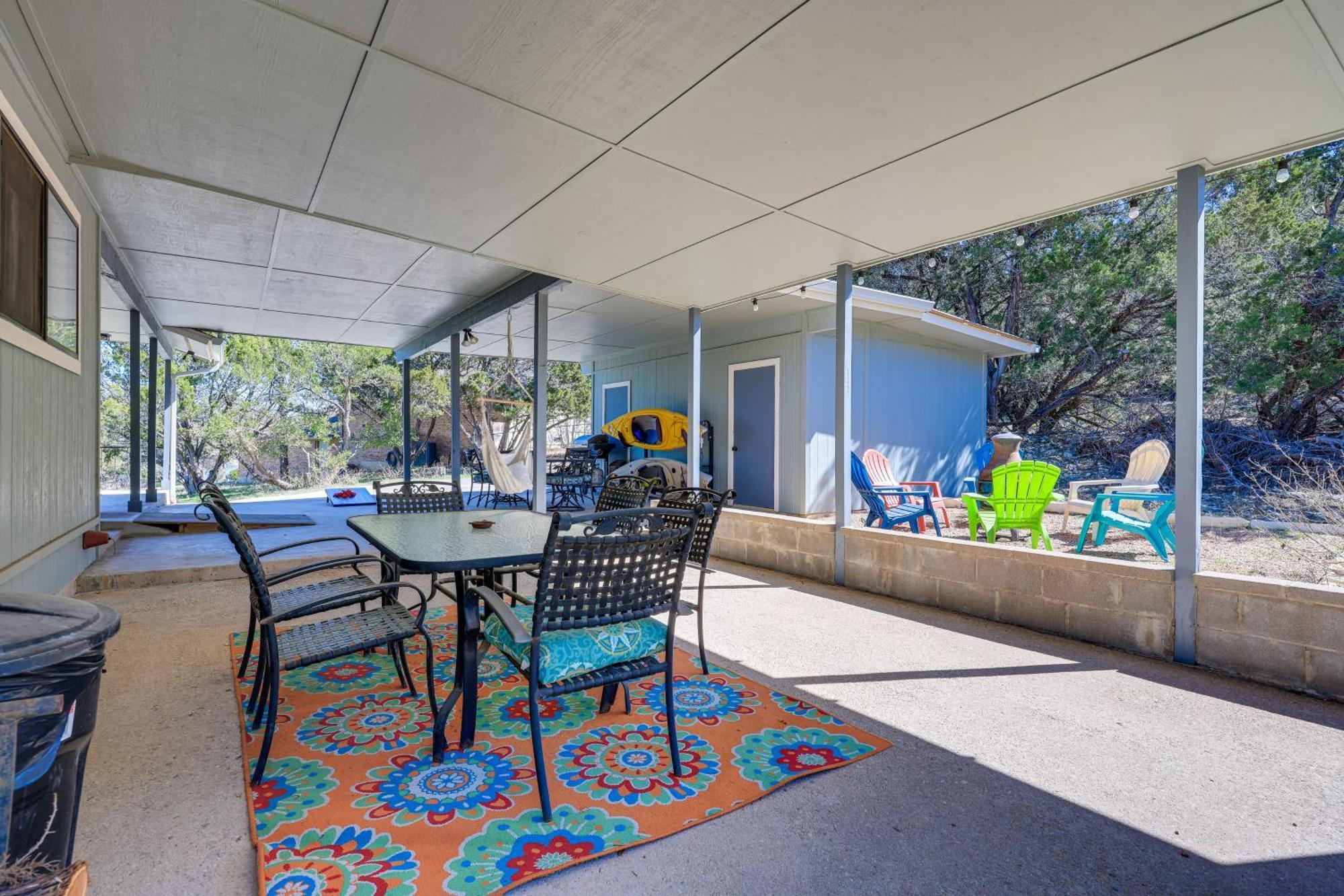 Home With Sunroom And Fire Pit - Near Canyon Lake! Exterior photo